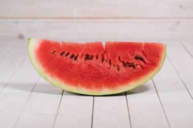 bir dilim karpuz beyaz zemin üzerine