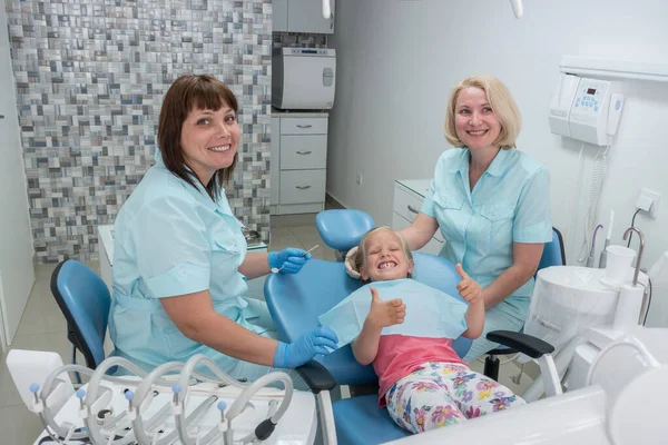 Niña sentada en el consultorio de dentistas — Foto de Stock