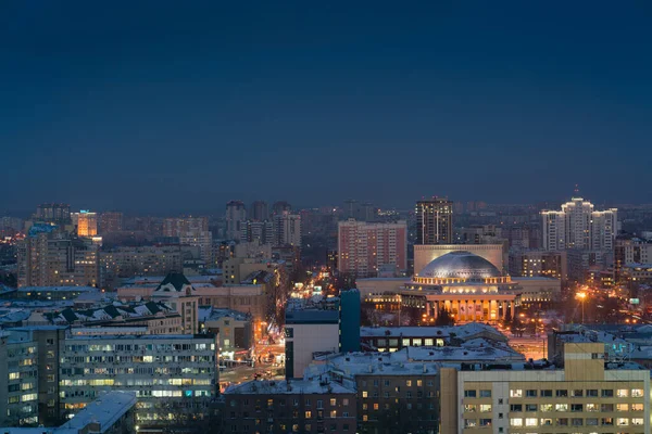 Novosibirsk şehrinin gece manzarası