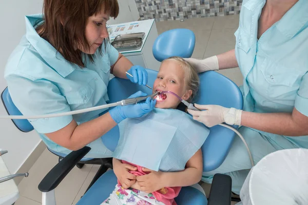 Niña sentada en el consultorio de dentistas — Foto de Stock