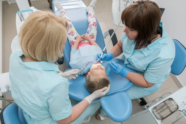 Menina sentada no consultório dos dentistas — Fotografia de Stock