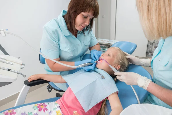 Egy kislány ül a fogorvosi rendelőben. — Stock Fotó