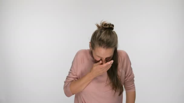 Portret van zieke vrouw niezen in studio. — Stockvideo