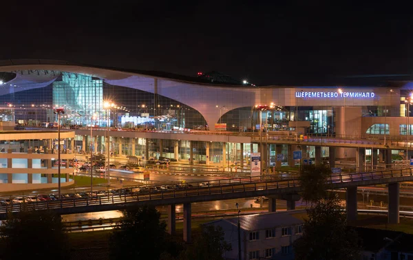 Moscú, Rusia - 24 de septiembre de 2016: Vista nocturna de la terminal D del aeropuerto de Sheremetyevo — Foto de Stock