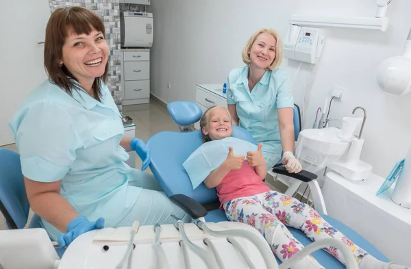 Little girl sitting in the dentists office — Stock Photo, Image