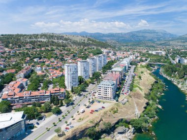 Podgorica şehrinin güneşli yaz günündeki yerleşim yerinin havadan görünüşü