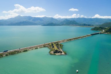 Eski ortaçağ kalesi Lesendro ile Skadar Gölü, Baraj ve Adası 'nın havadan görünüşü