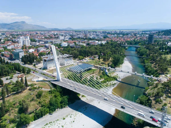 Widok z lotu ptaka na most Millennium nad rzeką Moracą w Podgoricy — Zdjęcie stockowe