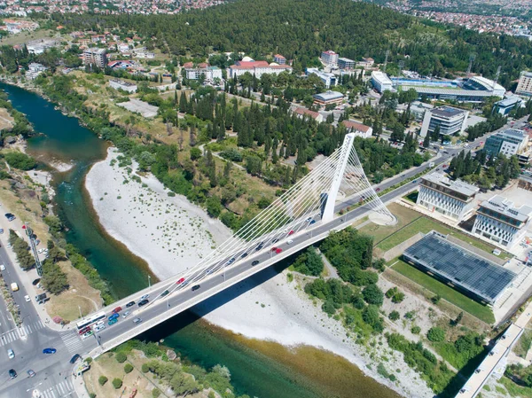 Podgorica 'daki Moraca nehri üzerindeki Millennium köprüsünün havadan görünüşü — Stok fotoğraf