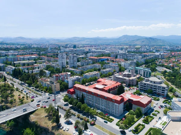 Podgorica 'daki Moraca nehri üzerindeki Millennium köprüsünün havadan görünüşü — Stok fotoğraf