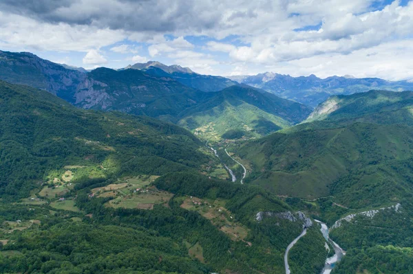 Luftaufnahme der Schlucht des Moraca Flusses — Stockfoto