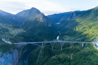 Tara Kanyonu üzerindeki Durdevica Köprüsü 'nün havadan görüntüsü