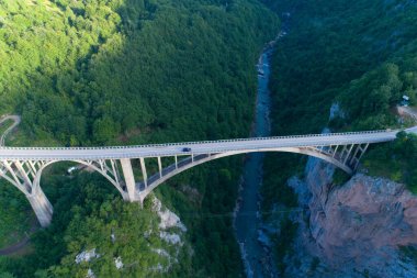Tara Kanyonu üzerindeki Durdevica Köprüsü 'nün havadan görüntüsü