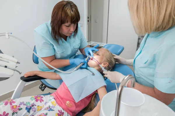Egy kislány ül a fogorvosi rendelőben. — Stock Fotó