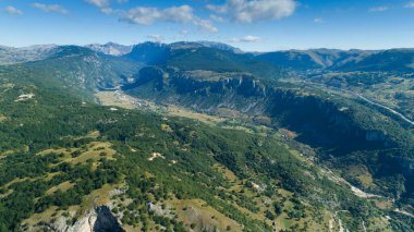 Havadan görünümü Komarnica river canyon ve Zabljak giden yol