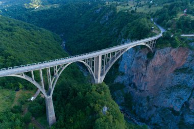 Tara Kanyonu üzerindeki Durdevica Köprüsü 'nün havadan görüntüsü