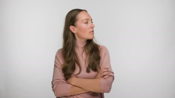 Megdöbbent nő széttárja a karját, és megkérdezi, hogy — Stock videók
