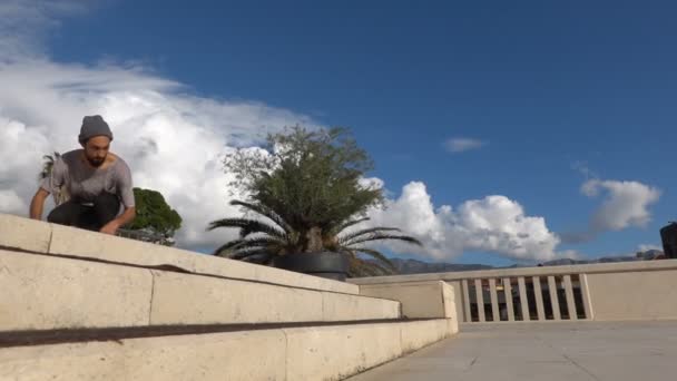 Primer plano de skater skateboarder hombre salta maravillosamente de un monopatín en vuelo — Vídeos de Stock