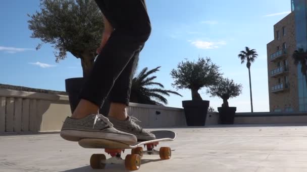 Крупним планом скейтбордист скейтбордист робить 360 kickfliper fliping trick у повільному стрибку руху — стокове відео