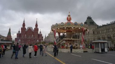 Moskova, Rusya - 5 Ekim 2019: Kremlin 'in arka planına karşı atlıkarıncadaki insanlar. Kızıl Meydan 'da şenlik