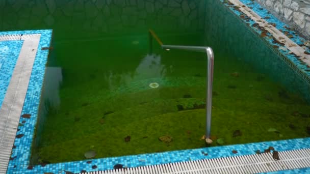 Agua sucia en la piscina al aire libre — Vídeos de Stock