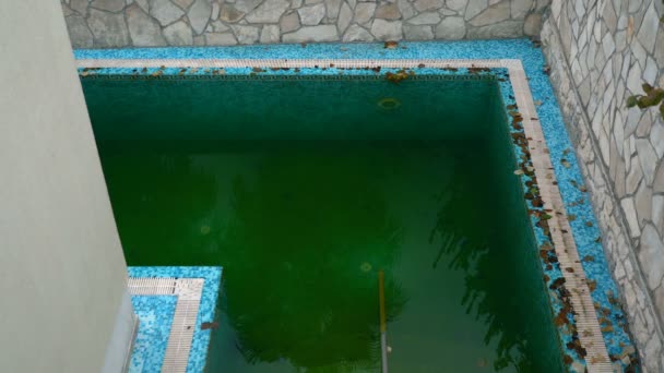 Agua sucia en la piscina al aire libre — Vídeos de Stock