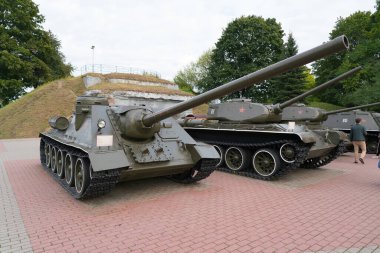 Brest, Belarus - 25 Eylül 2016: Su-100 Sovyet kendinden güdümlü topçu sınıfı Tank Yok Edici Brest Kalesi
