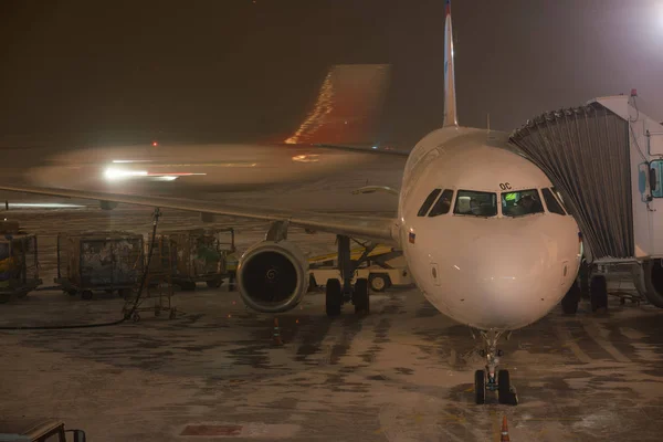 俄罗斯新西比尔斯克-2017年2月4日: 乌拉尔航空公司的飞机在托尔马切沃机场准备飞行. — 图库照片