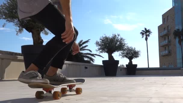 Крупним планом скейтбордист скейтбордист робить 360 kickfliper fliping trick у повільному стрибку руху — стокове відео