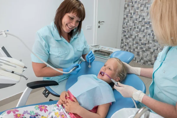 Menina sentada no consultório dos dentistas — Fotografia de Stock