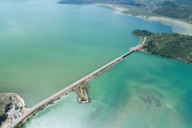 Eski ortaçağ kalesi Lesendro ile Skadar Gölü, Baraj ve Adası 'nın havadan görünüşü