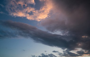 renkli gökyüzü bulutlu