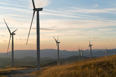 Yel değirmenleri rüzgar enerjisini elektriğe dönüştürüyor