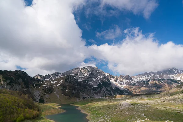 Montagnes printanières dans le parc national de Durmitor — Photo
