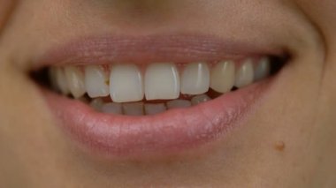 Seksi dudakları ısıran ve dille yalayan genç kadın yüzünü kapat. Çekici kadın dudakları ve ağzı