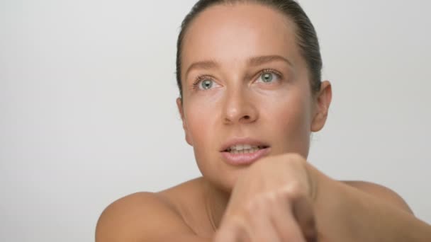 Close-up beauty portret van jonge vrouw met een gladde gezonde huid, ze lacht om de camera — Stockvideo