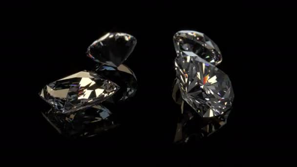 Cuatro diamantes giran sobre un fondo negro — Vídeos de Stock