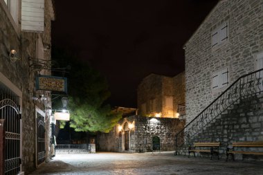 Budva, Karadağ - 16 Aralık 2019: Geceleri eski şehir sokağı