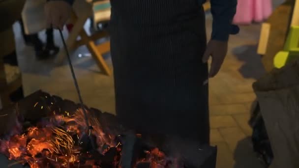 Carbones hirviendo carbón en la parrilla . — Vídeo de stock