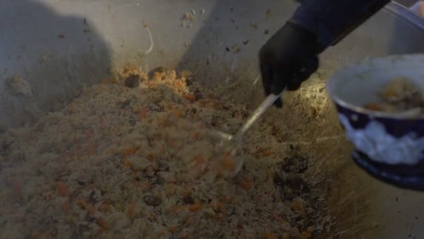 Prato culinário tradicional asiático - pilaf — Vídeo de Stock