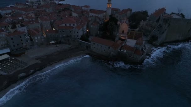 해질 무렵에 있었던 중세 건물들이 뒤섞여 있는 해안 옛 마을의 항공 사진 — 비디오