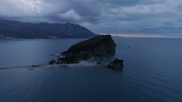 Vista aérea de la isla de Sveti Nikola cerca de la ciudad de Budva al atardecer — Vídeos de Stock