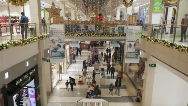 Podgorica, Czarnogóra - 26 grudnia 2019: Wnętrze centrum handlowego Delta City. Wnętrze centrum handlowego jest świątecznie urządzone na Nowy Rok wakacje. — Wideo stockowe
