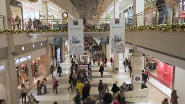 Podgorica, Montenegro - 26 december 2019: Interiör i Delta City köpcentrum. Interiören i ett köpcentrum är festligt inredda för nyår semester. — Stockvideo