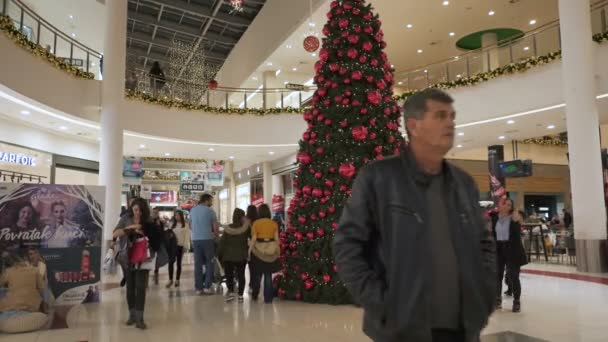 Podgorica, Montenegro - 26 de diciembre de 2019: Interior del centro comercial Delta City. El interior de un centro comercial está decorado festivamente para las vacaciones de Año Nuevo. . — Vídeo de stock