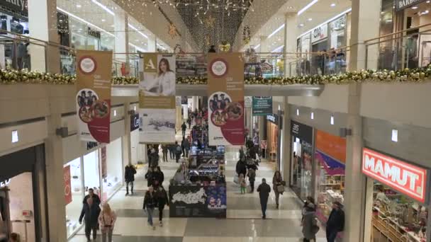 Podgorica, Černá Hora - 26. prosince 2019: Interiér nákupního centra Delta City. Interiér obchoďáku je slavnostně zdoben na Silvestrovské prázdniny. — Stock video