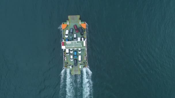 Vue aérienne d'en haut à Kotor Bay et ferry régulier pour les voitures et les passagers de Lepetane à Kamenari — Video