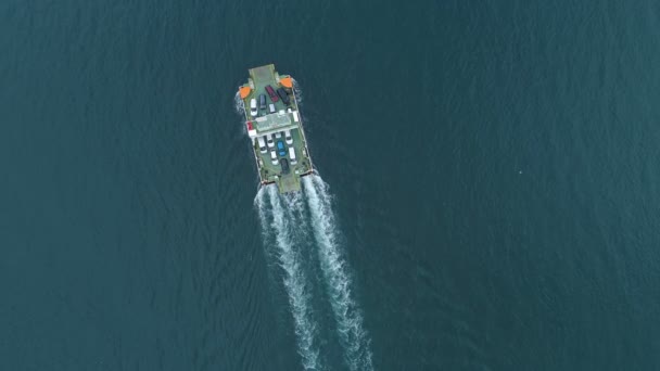 Luchtfoto van boven naar Kotor Bay en regelmatige veerboot voor auto 's en passagiers van Lepetane naar Kamenari — Stockvideo