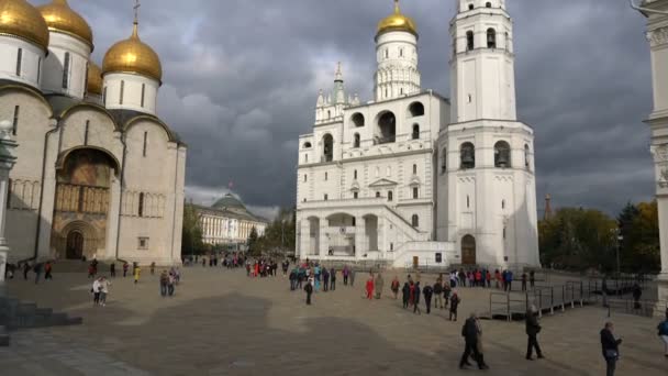 Moscú, Rusia - 5 de octubre de 2019: Plaza Sobornaya, la plaza central del Kremlin de Moscú donde convergieron todas sus calles en el siglo XV . — Vídeos de Stock