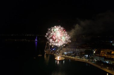 Yeni yıl arifesinde Tivat seti üzerinde havai fişekler..